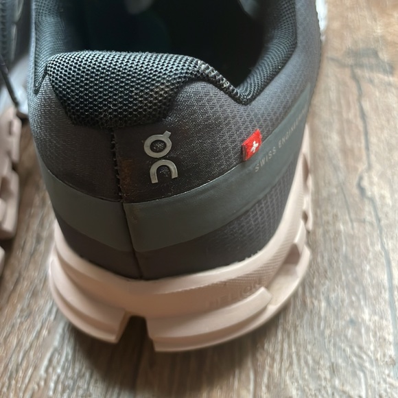 On Cloud Running Cloudflow W Size 9
Rock/Rose. Used in very good condition. - Picture 8 of 12